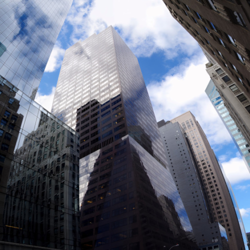 520 madison avenue ,Gratte-ciel réfléchissants sous un ciel bleu. 520 madison avenue ,Gratte-ciel réfléchissants sous un ciel bleu.