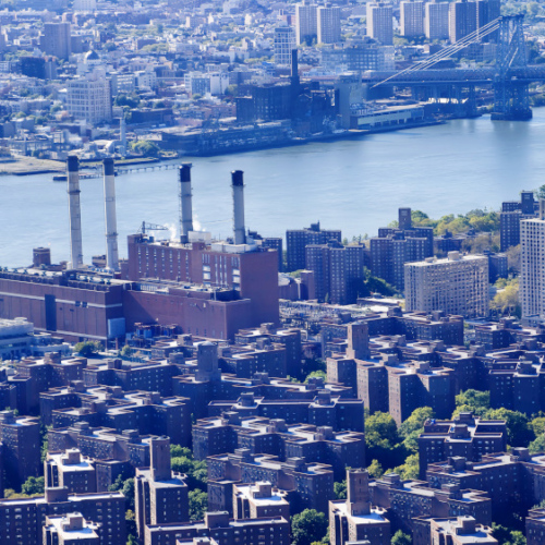 Vue panoramique de l'Empire State building sur East River. Vue panoramique de l'Empire State building sur East River.