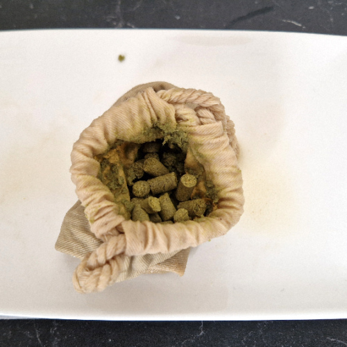 Ajout du houblon amérisant. Fabrication Bière.
