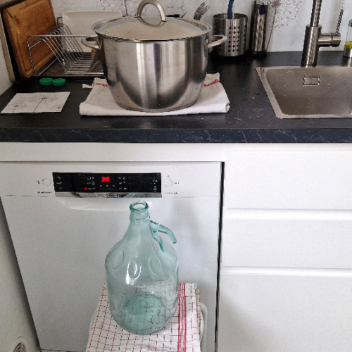 Refroidissement rapide du moût avant de la soutirer dans la dame-Jeanne. Fabrication Bière.