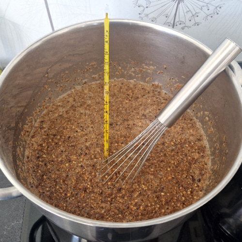 Ajout du malt pour l’empâtage. Fabrication Bière.