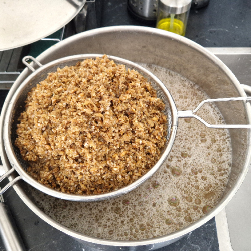 Filtrage et rinçage pour obtenir le moût. Fabrication Bière.