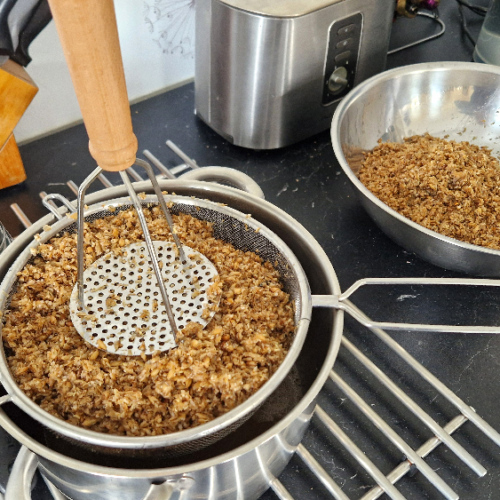 On presse le "porridge" pour récupérer un maximum de moût. Fabrication Bière.