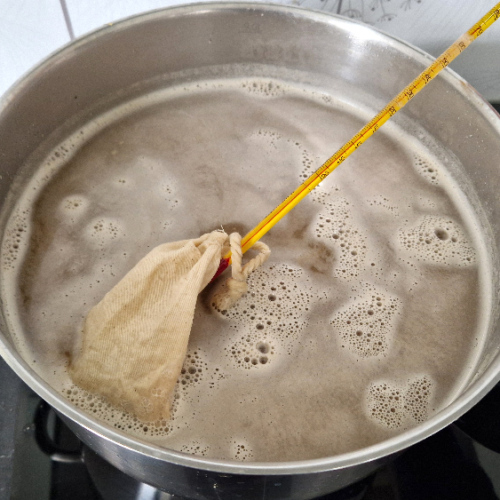 Maintien de l'ébullition et infusion du houblon. Fabrication Bière.