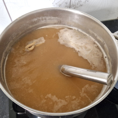 Maintien de l'ébullition et infusion du houblon. Fabrication Bière.