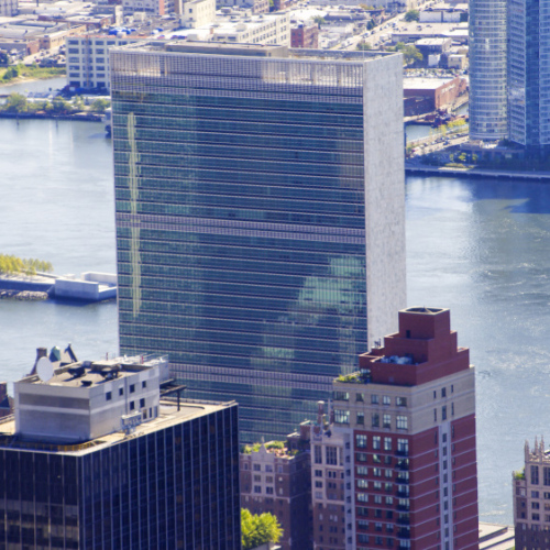 Vue panoramique de l'Empire State building sur l'immeuble de l'ONU. Vue panoramique de l'Empire State building sur l'immeuble de l'ONU.