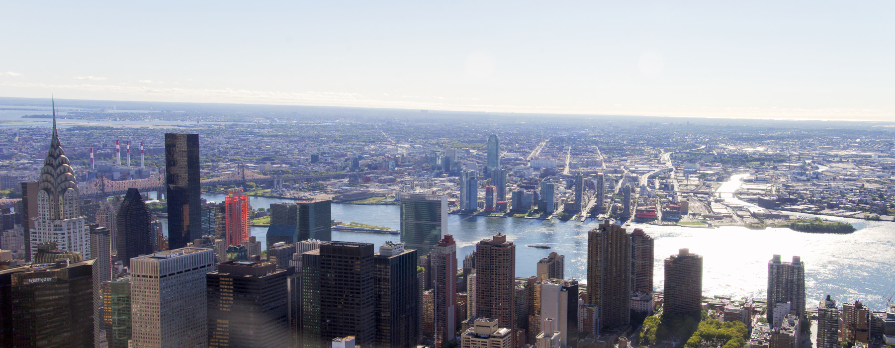 Vue panoramique de l'Empire State Building sur Manhattan et East River. Vue panoramique de l'Empire State Building sur Manhattan et East River.
