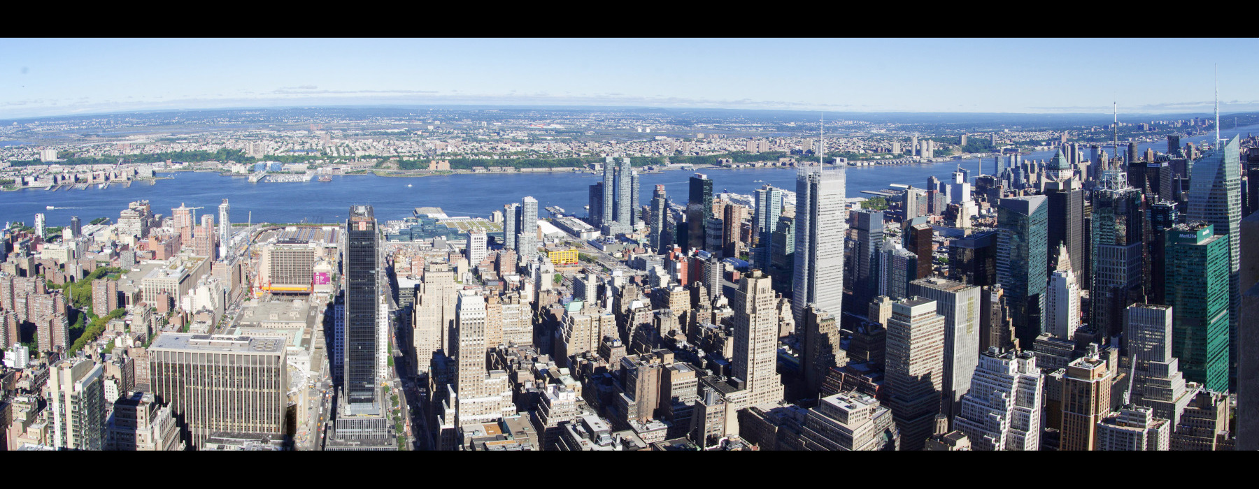 Vue panoramique de l'Empire State Building sur Manhattan, gratte-ciels, East river. Vue panoramique de l'Empire State Building sur Manhattan, gratte-ciels, East river.