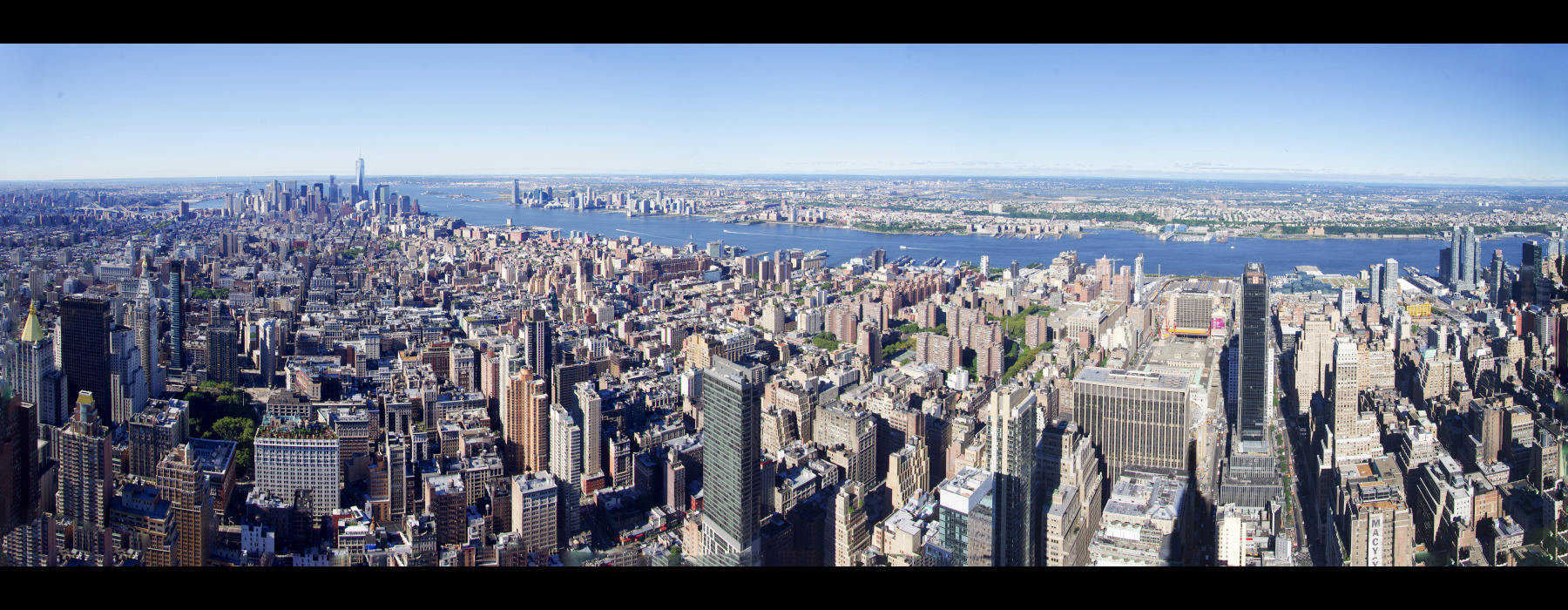 Vue panoramique de l'Empire State Building sur Manhattan, gratte-ciels, East river. Vue panoramique de l'Empire State Building sur Manhattan, gratte-ciels, East river.
