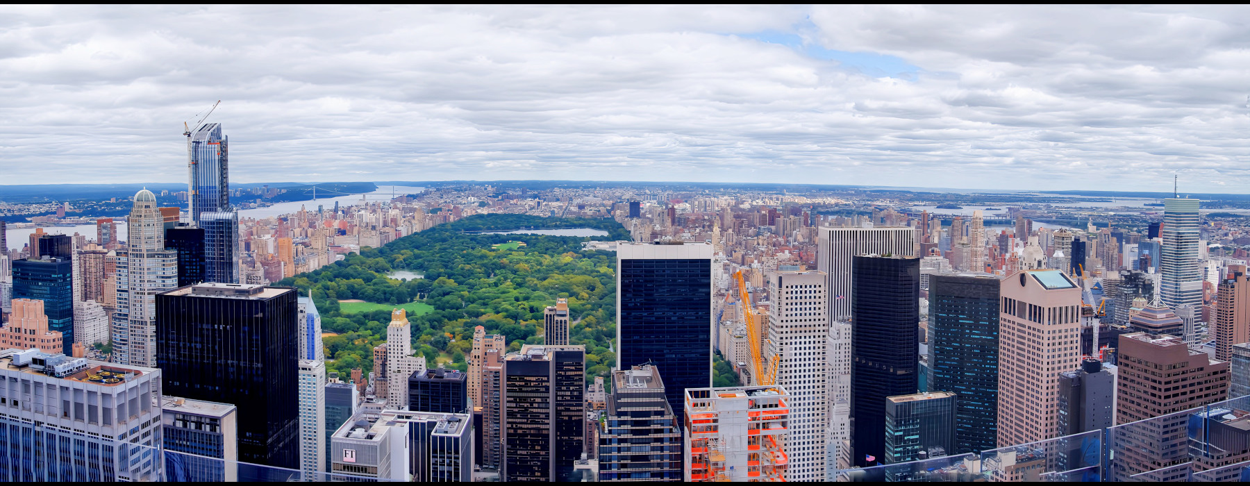 Vue panoramique de l'Empire State Building sur Central Park entouré de gratte-ciels. Vue panoramique de l'Empire State Building sur Central Park entouré de gratte-ciels.