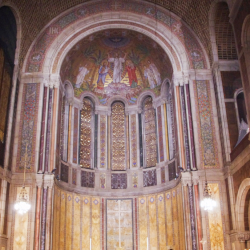 Intérieur orné de l'église St Bartholomew, voûte et mosaïques. Intérieur orné de l'église St Bartholomew, voûte et mosaïques.