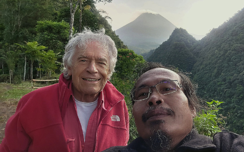 Indonésie, Supardi, guide francophone.
Avec Guy de Saint Cyr. Indonésie, Supardi, guide francophone. Avec Guy de Saint Cyr.