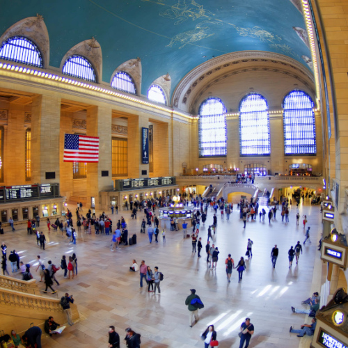 Hall de Grand Central avec foule et drapeau américain. Hall de Grand Central avec foule et drapeau américain.
