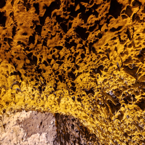 Stalactites de lave par refonte. Lanzarote, Cueva de los Verdes.