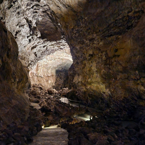 Passage dans le boyau supérieur au retour. Lanzarote, Cueva de los Verdes.