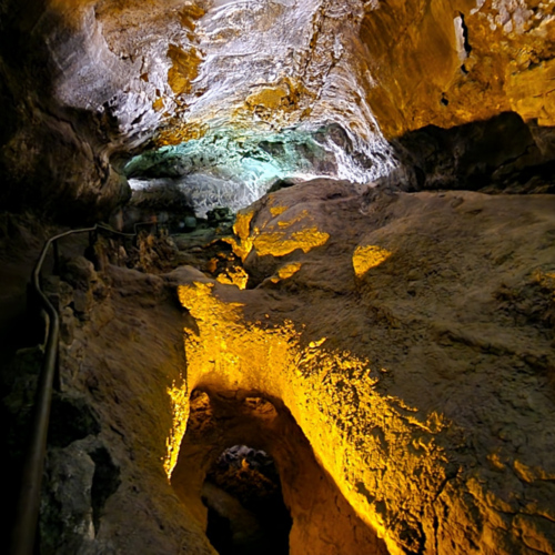 Cheminement de retour dans Cueva de los Verdes. Lanzarote, Cueva de los Verdes.