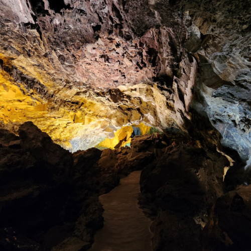 Cheminement dans Cueva de los Verdes. Lanzarote, Cueva de los Verdes.