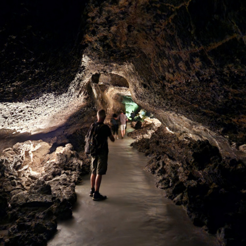 Cheminement dans Cueva de los Verdes. Lanzarote, Cueva de los Verdes.