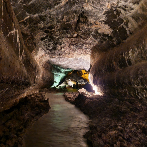 Cheminement dans Cueva de los Verdes. Lanzarote, Cueva de los Verdes.