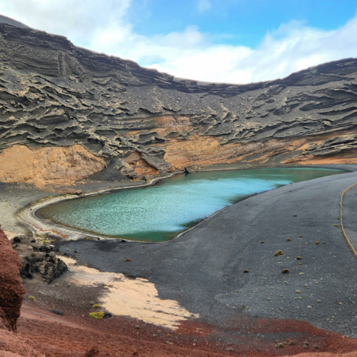 Lagune dans un cratère à El Golfo au bord de la plage. Lanzarote, El Golfo.