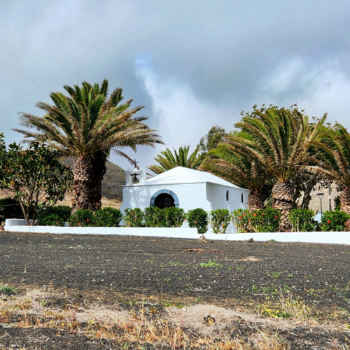 Parcours sur les hauteurs des falaises de Famara. Une petite chapelle. Lanzarote, Les falaises de Famara.