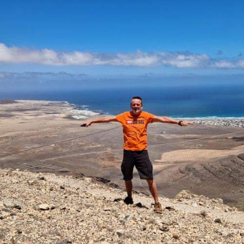 Vent violent en haut des falaises. Lanzarote, Falaises de Famara.