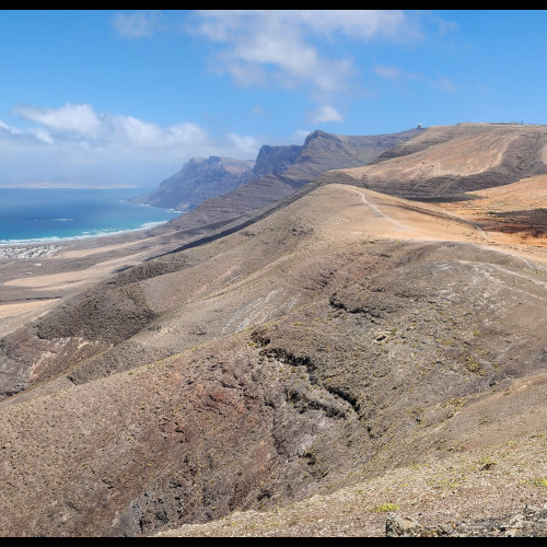 Lanzarote, Falaises de Famara. Lanzarote, Falaises de Famara.