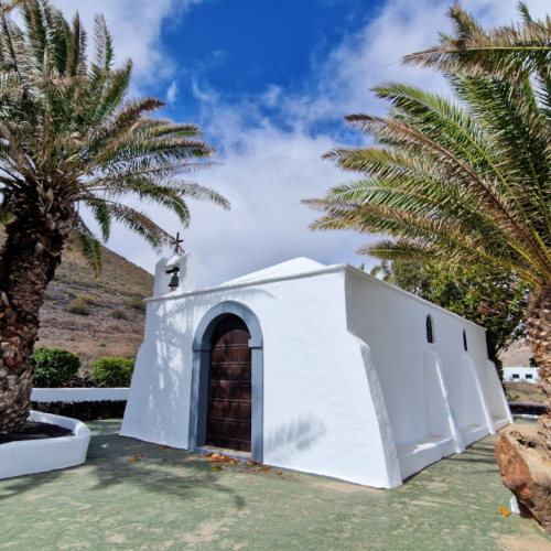 Parcours sur les hauteurs des falaises de Famara. Une petite chapelle. Lanzarote, Les falaises de Famara.