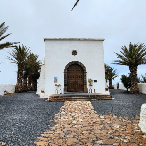 Parcours sur les hauteurs des falaises de Famara. Une petite chapelle. Lanzarote, Les falaises de Famara.