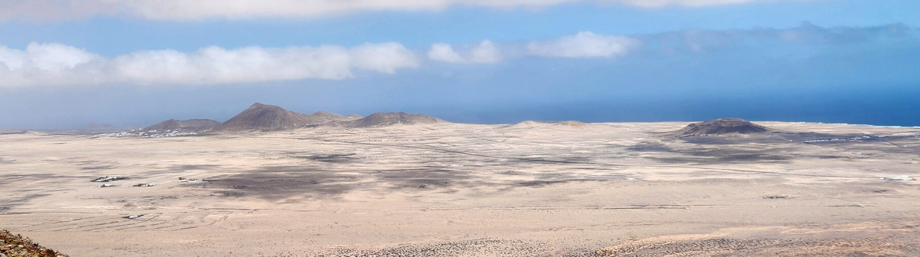 Lanzarote, Falaises de Famara. Lanzarote, Falaises de Famara.