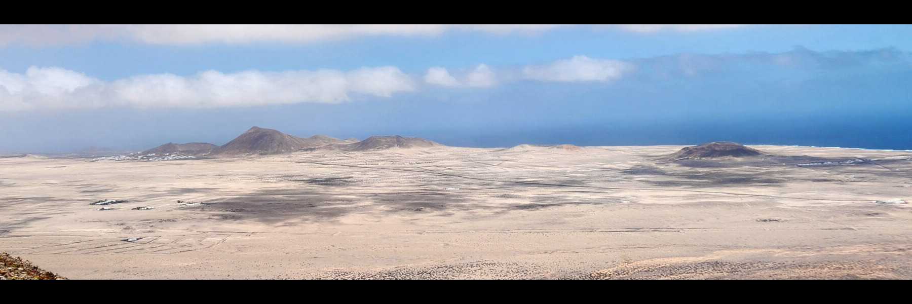 Lanzarote, Falaises de Famara. Lanzarote, Falaises de Famara.
