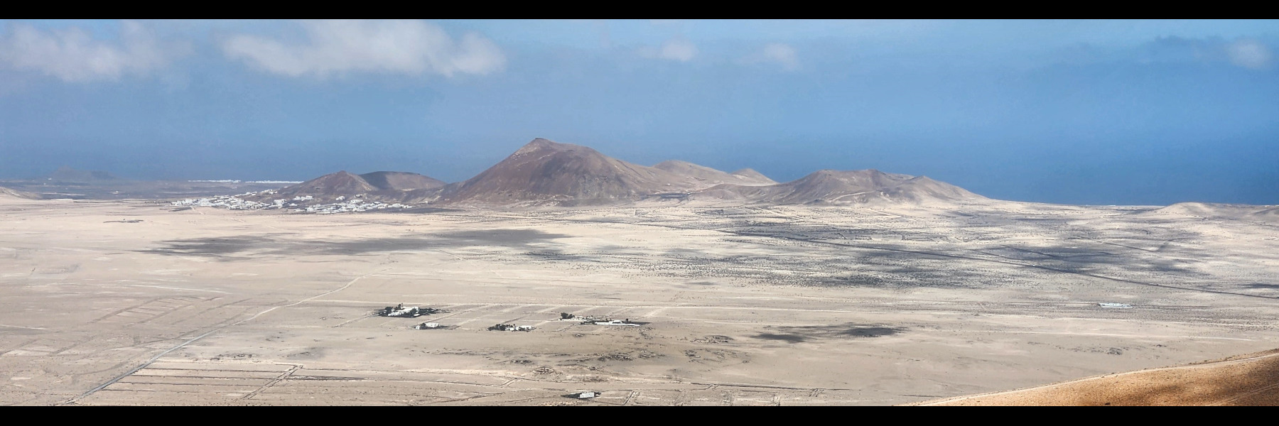 Lanzarote, Falaises de Famara. Lanzarote, Falaises de Famara.