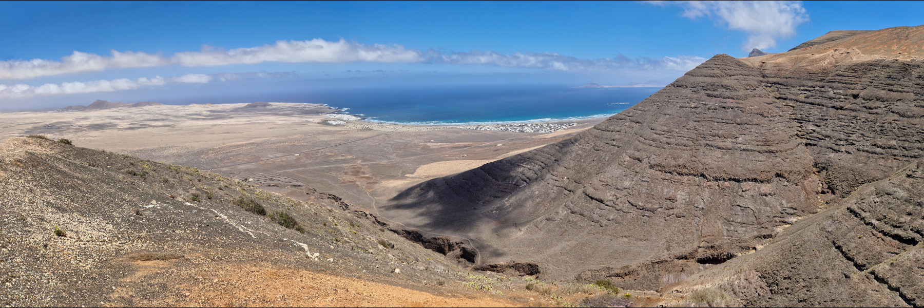 Lanzarote, Falaises de Famara. Lanzarote, Falaises de Famara.