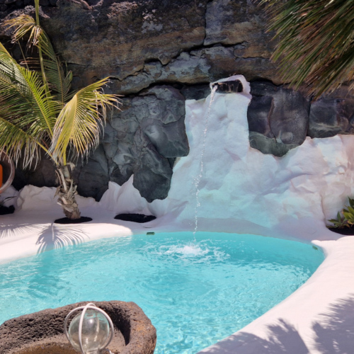 Lanzarote, Fondation César Manrique. La piscine dans un patio. Lanzarote, Fondation César Manrique.