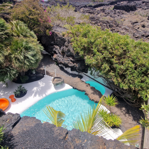 Lanzarote, Fondation César Manrique. La piscine dans un patio. Lanzarote, Fondation César Manrique.