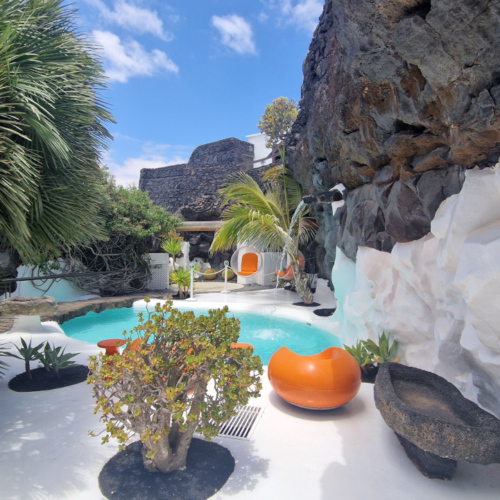 Lanzarote, Fondation César Manrique. La piscine dans un patio. Lanzarote, Fondation César Manrique.