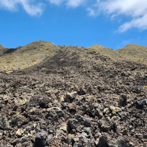 Débordement du lac de lave du cratère. Lanzarote, Montana colorada.