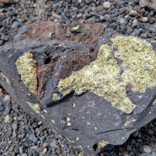 Les cristaux d'Olivine. Lanzarote, Montana colorada.