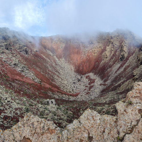 Le cratère du volcan Corona dans les nuages. Lanzarote, Randonnée Monte Corona.