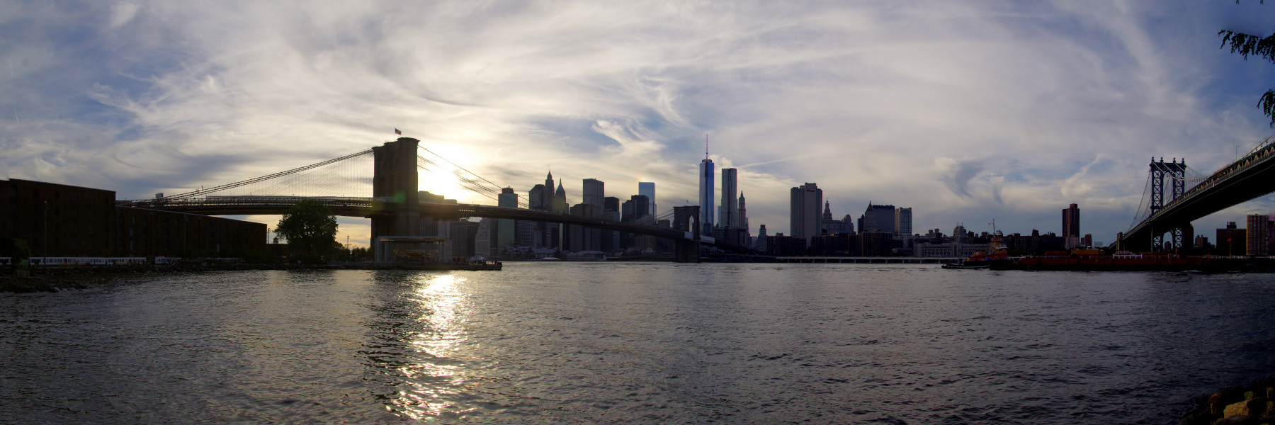 Pont de Brooklyn au coucher du soleil, New York. Pont de Brooklyn au coucher du soleil, New York.