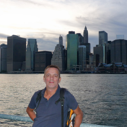 Ludo devant skyline de Manhattan au coucher du soleil. Ludo devant skyline de Manhattan au coucher du soleil.
