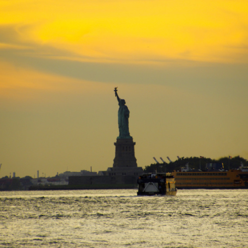 Statue de la Liberté au coucher de soleil. Statue de la Liberté au coucher de soleil.