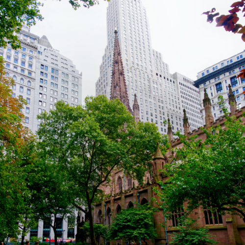 Trinity Church perdue au milieu des buildings. Trinity Church perdue au milieu des buildings.