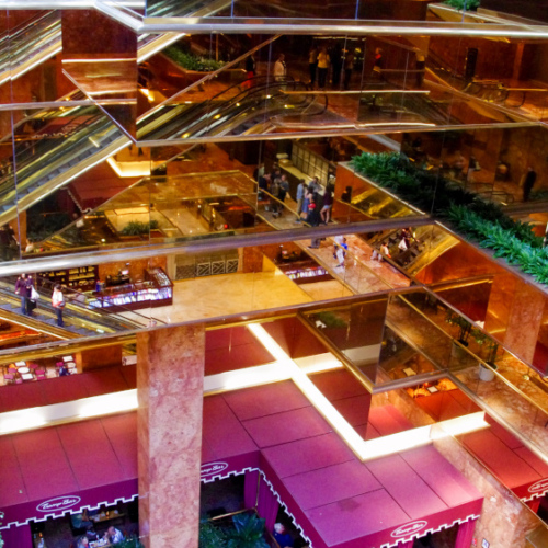 Intérieur de la Trump Tower très blingbling ... Intérieur de la Trump Tower très blingbling ...