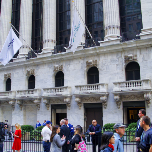 Interview devant Wall Street. Interview devant Wall Street.