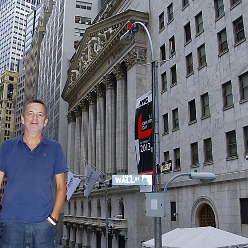 Ludo devant Wall Street. Ludo devant Wall Street.