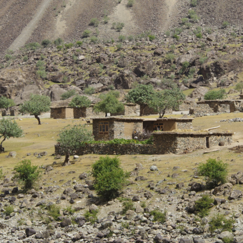 Petit village afghan sur la rive de la Tanj. Tadjikistan, Douchanbé à Kalaikhum.