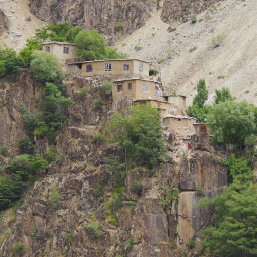 Petit village afghan sur la rive de la Tanj. Tadjikistan, Douchanbé à Kalaikhum.