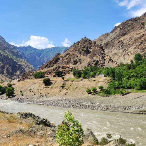 Un autre village afghan sur la rive opposée. Tadjikistan, Douchanbé à Kalaikhum.