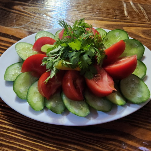 Traditionnel lors du repas, l'assiette de crudités. Tadjikistan